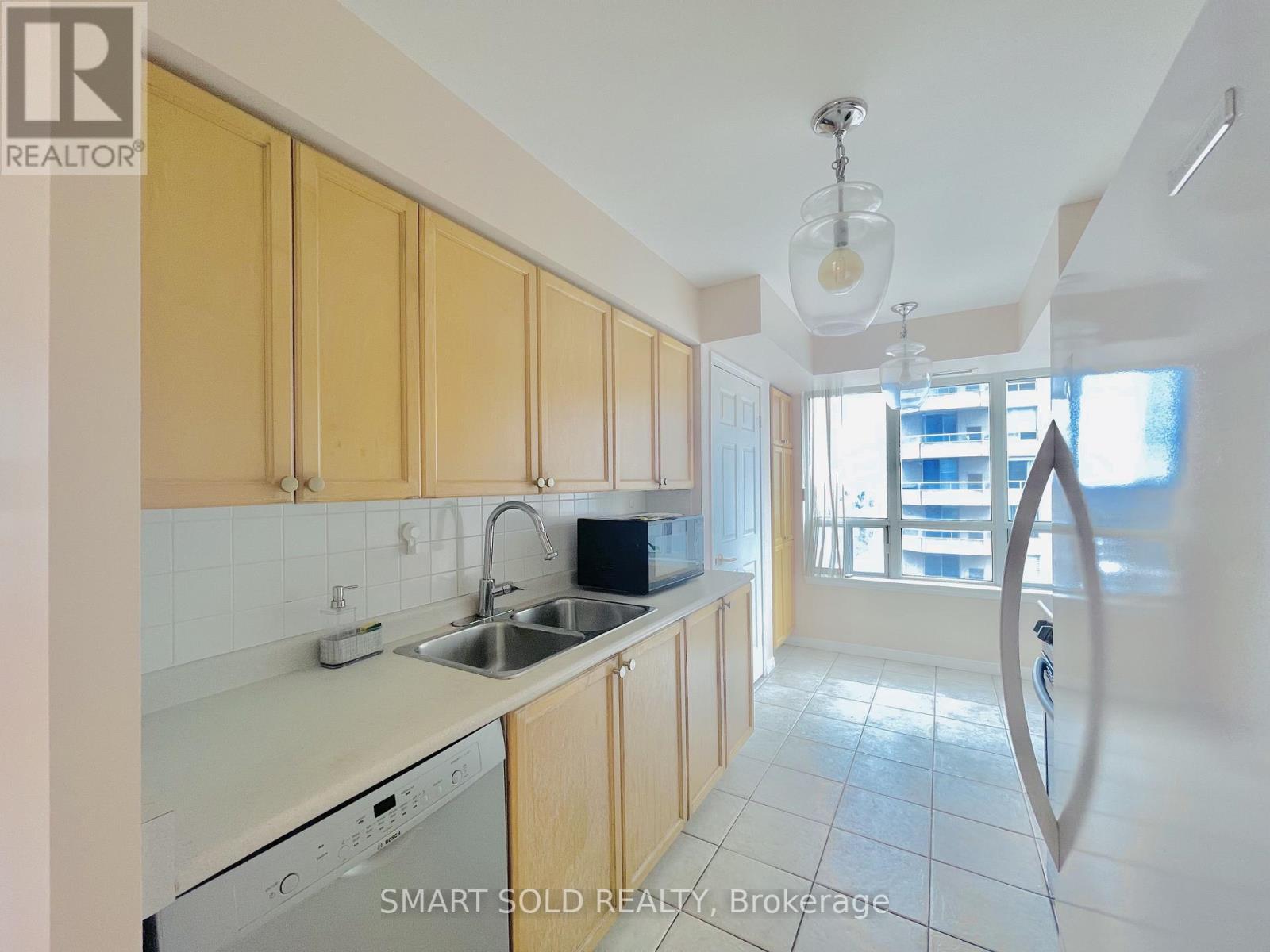 703 - 33 Empress Avenue, Toronto, ON - Indoor Photo Showing Kitchen With Double Sink
