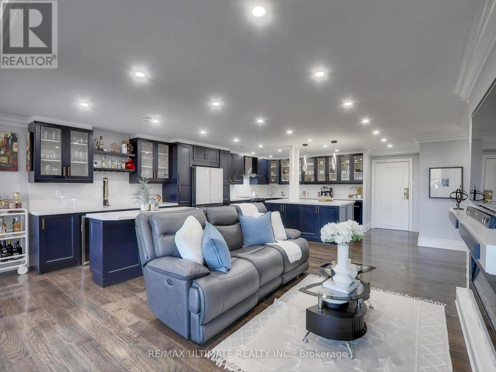 406 - 75 Emmett Avenue, Toronto, ON - Indoor Photo Showing Living Room