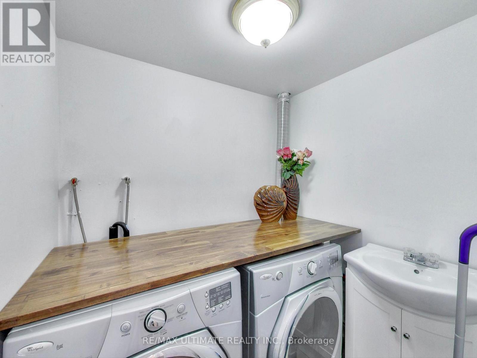 406 - 75 Emmett Avenue, Toronto, ON - Indoor Photo Showing Laundry Room