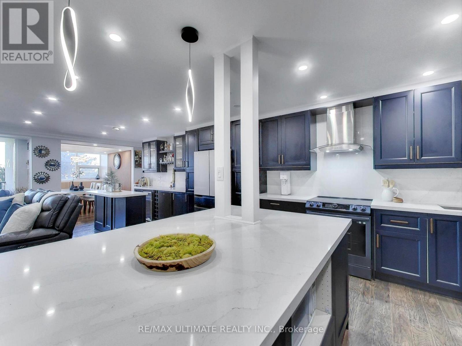 406 - 75 Emmett Avenue, Toronto, ON - Indoor Photo Showing Kitchen With Upgraded Kitchen