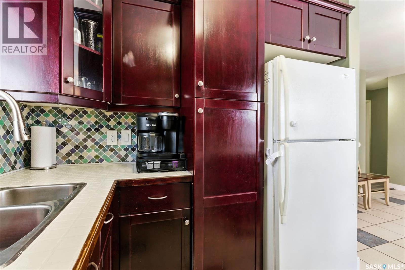 874 Callander Crescent N, Regina, SK - Indoor Photo Showing Kitchen With Double Sink