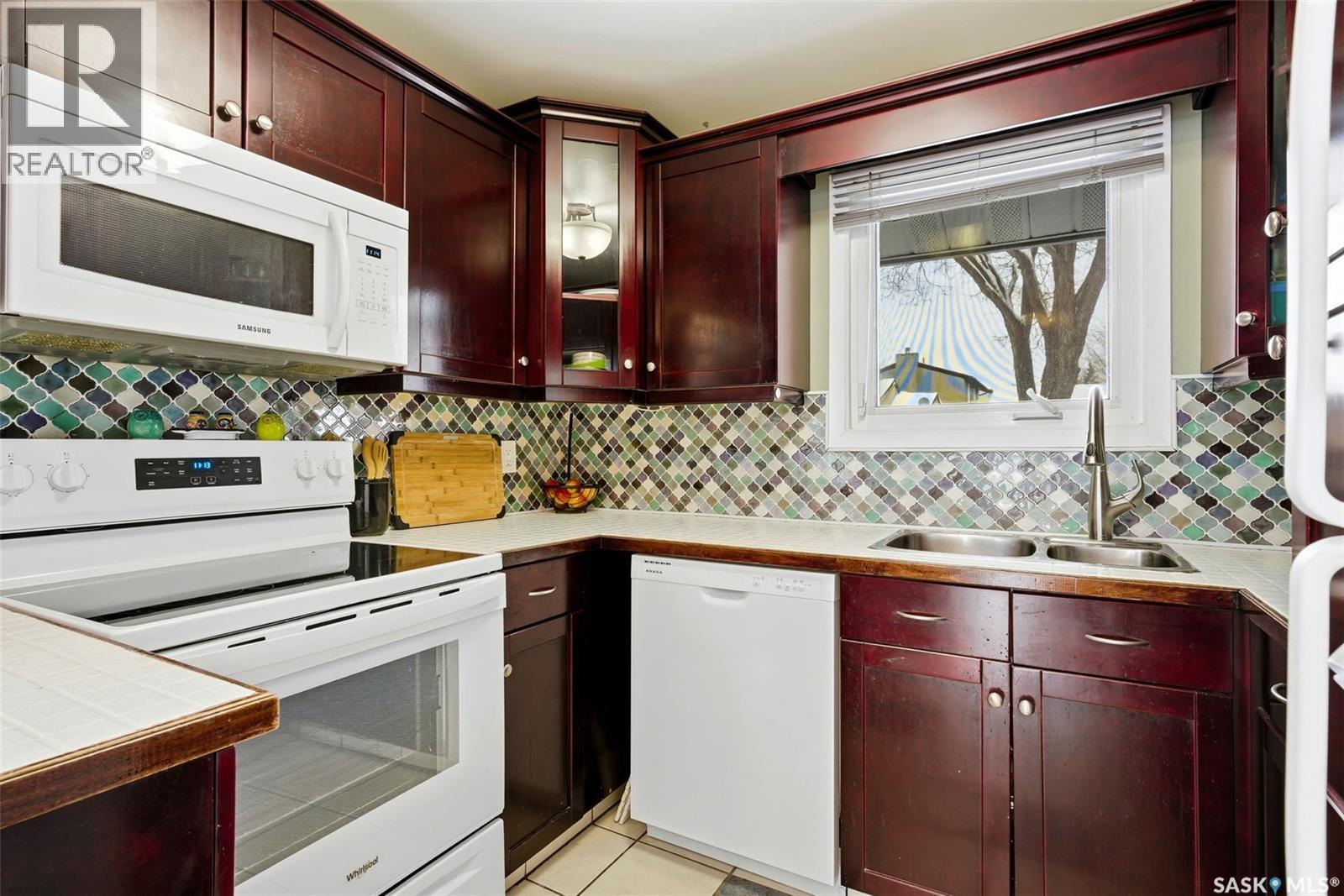 874 Callander Crescent N, Regina, SK - Indoor Photo Showing Kitchen With Double Sink