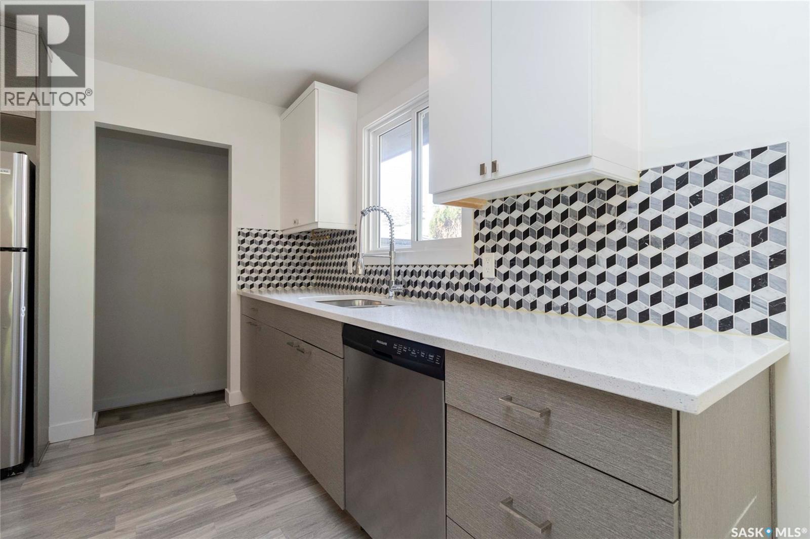 2406 Cairns Avenue, Saskatoon, SK - Indoor Photo Showing Kitchen