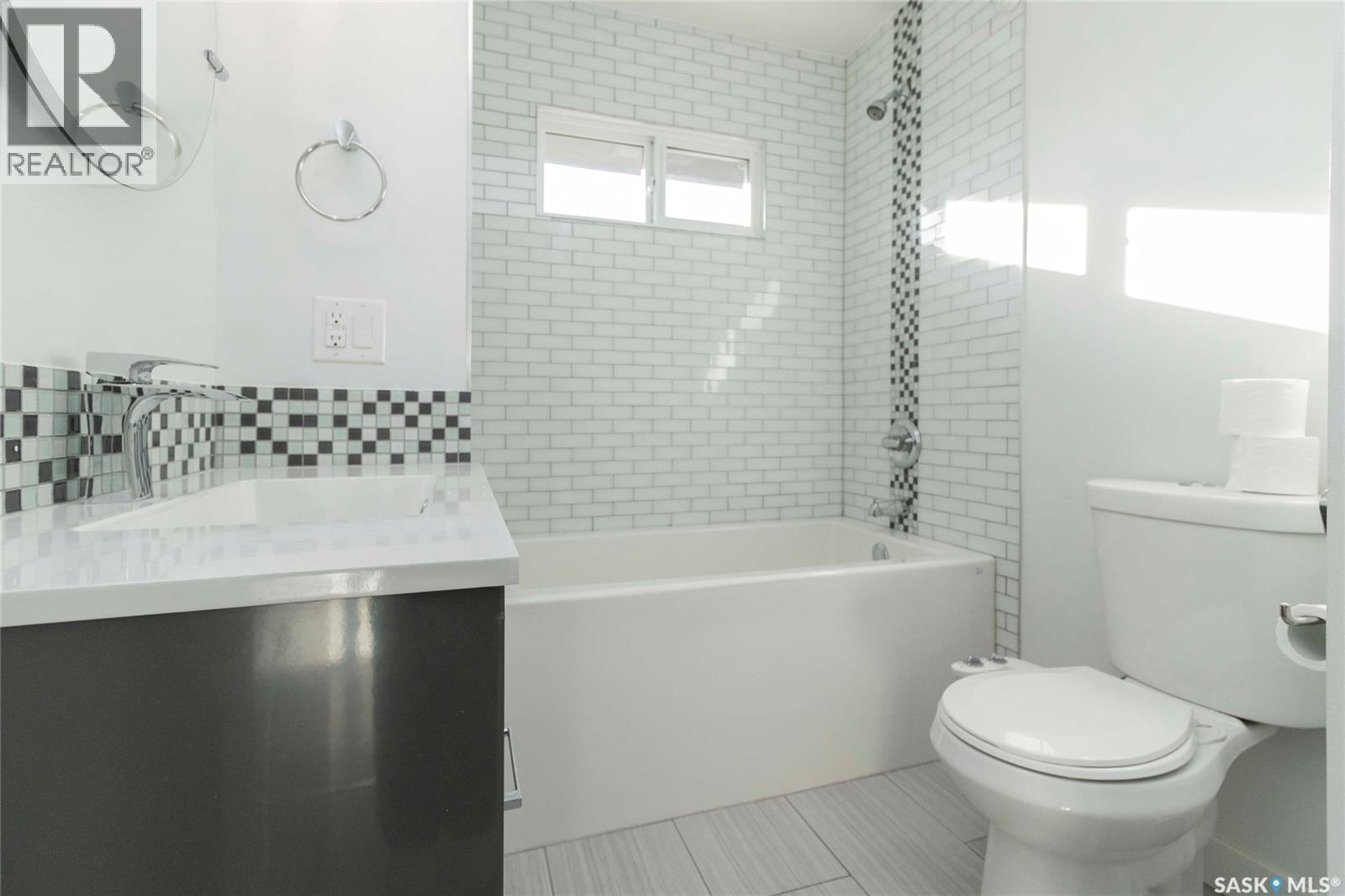 2406 Cairns Avenue, Saskatoon, SK - Indoor Photo Showing Bathroom