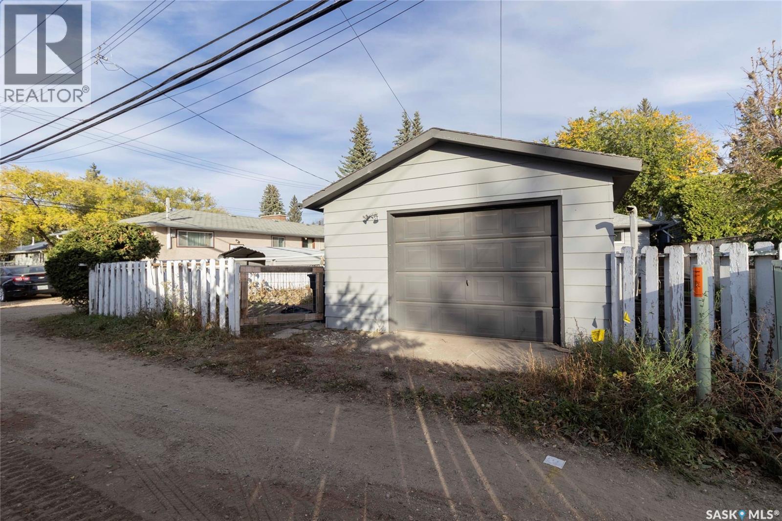 2406 Cairns Avenue, Saskatoon, SK - Outdoor