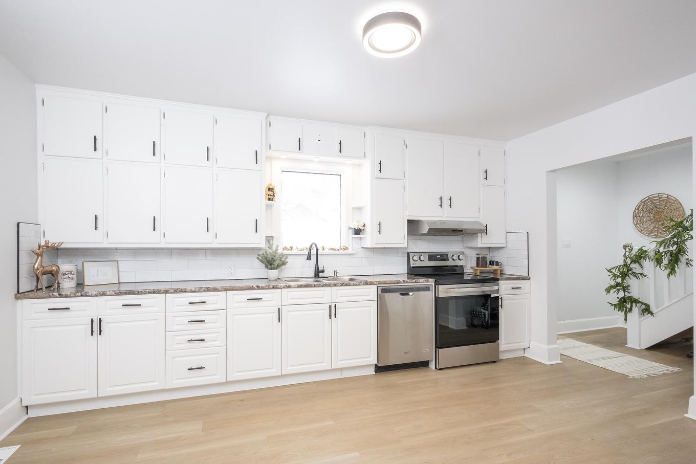 598 Van Norman Street, Thunder Bay, ON - Indoor Photo Showing Kitchen With Stainless Steel Kitchen