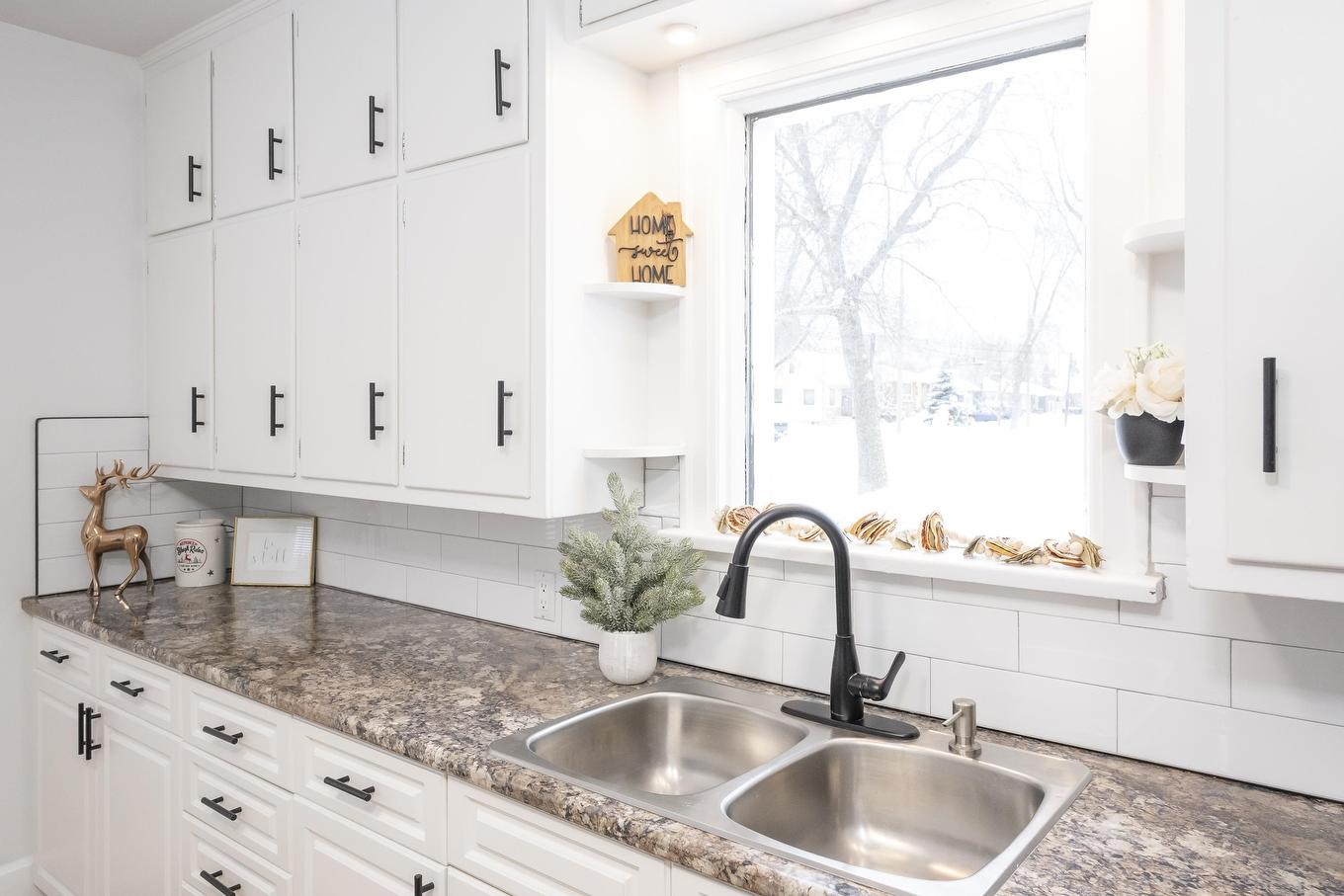 598 Van Norman Street, Thunder Bay, ON - Indoor Photo Showing Kitchen With Double Sink