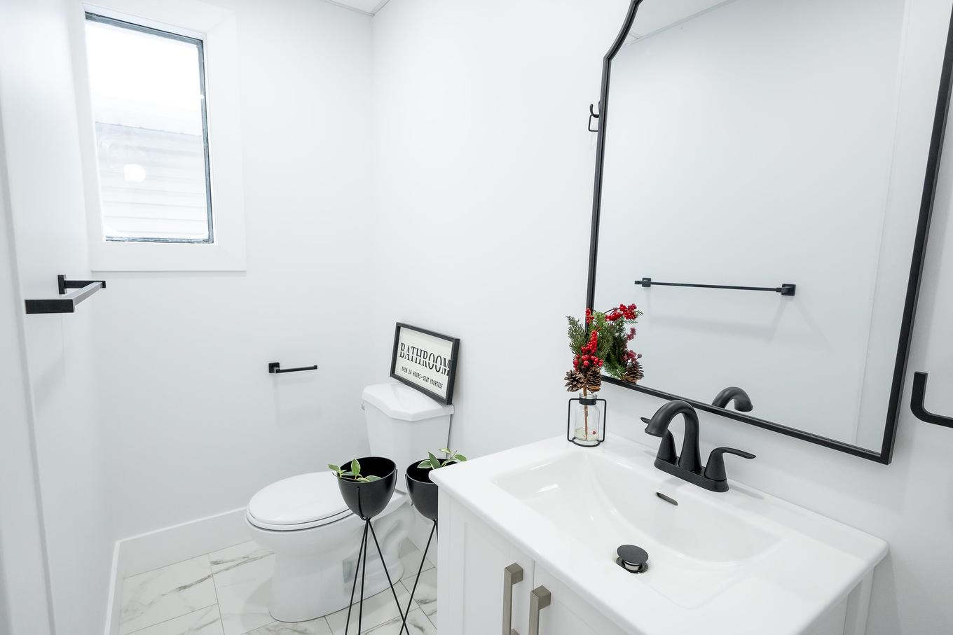598 Van Norman Street, Thunder Bay, ON - Indoor Photo Showing Bathroom