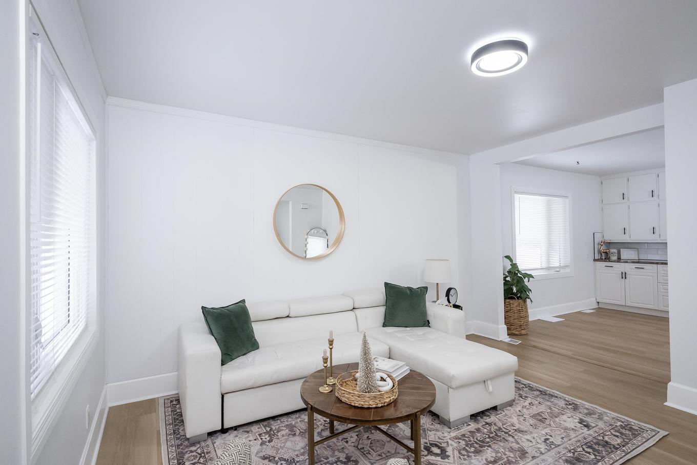 598 Van Norman Street, Thunder Bay, ON - Indoor Photo Showing Living Room