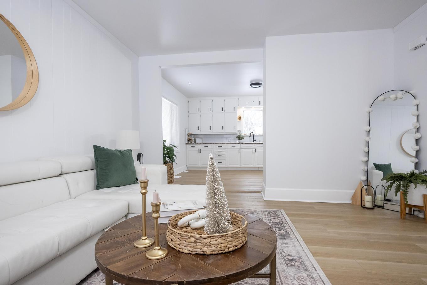 598 Van Norman Street, Thunder Bay, ON - Indoor Photo Showing Living Room