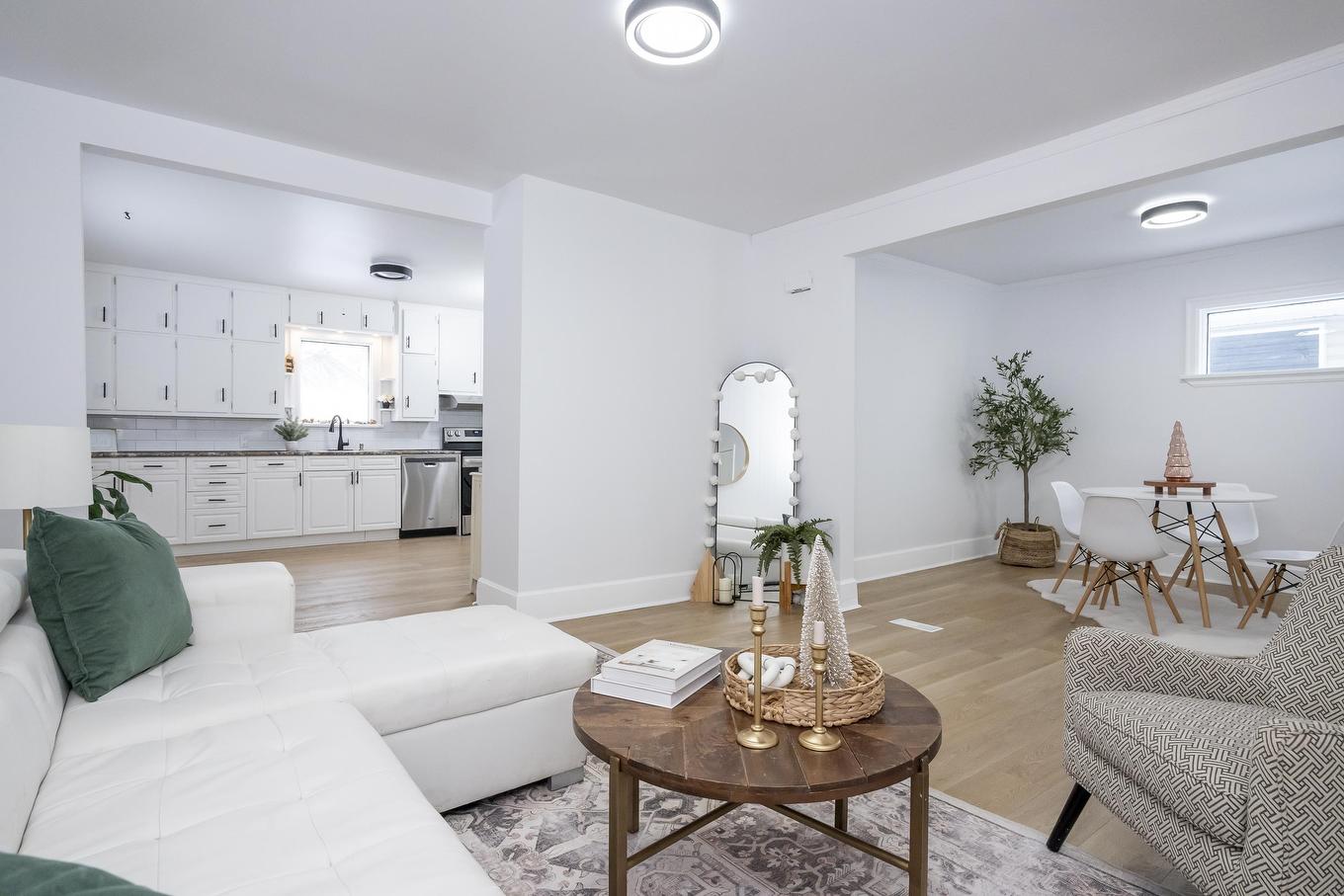 598 Van Norman Street, Thunder Bay, ON - Indoor Photo Showing Living Room