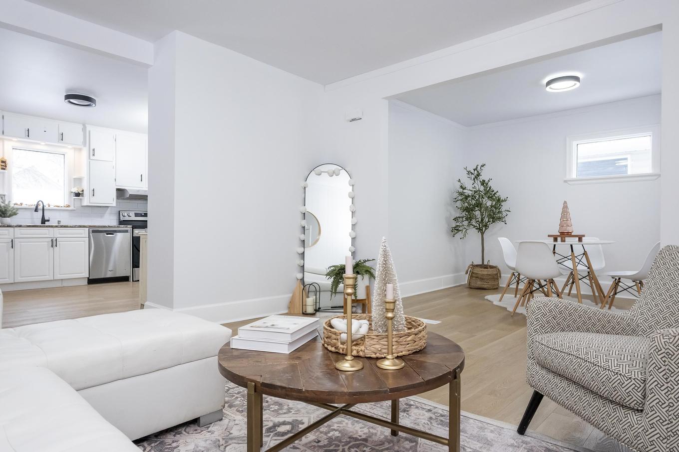598 Van Norman Street, Thunder Bay, ON - Indoor Photo Showing Living Room