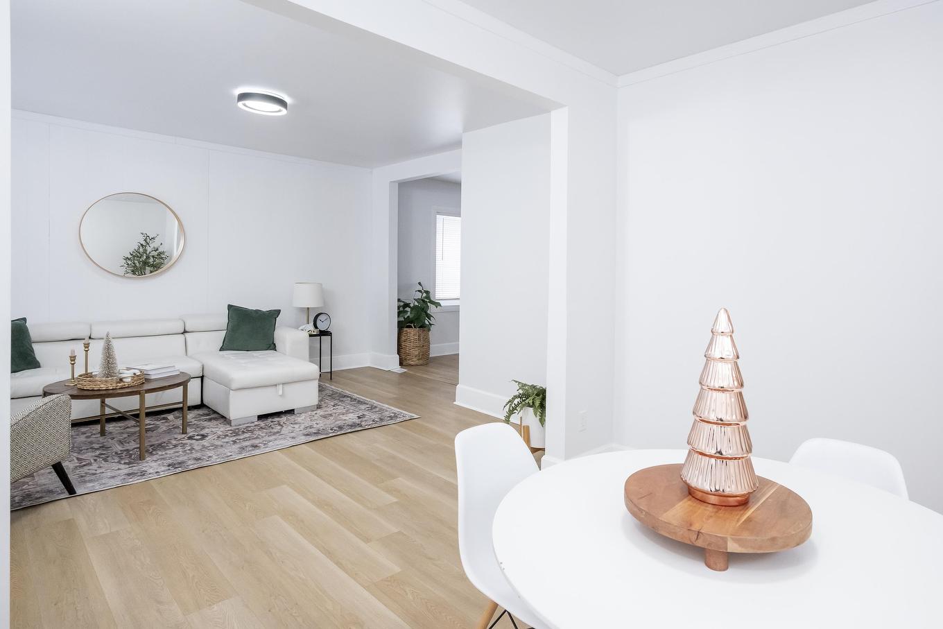 598 Van Norman Street, Thunder Bay, ON - Indoor Photo Showing Living Room