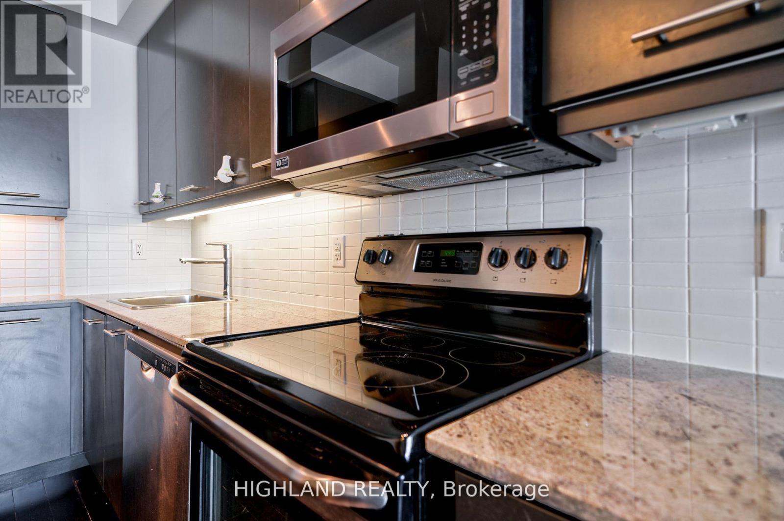2807 - 360 Square One Drive, Mississauga, ON - Indoor Photo Showing Kitchen With Upgraded Kitchen