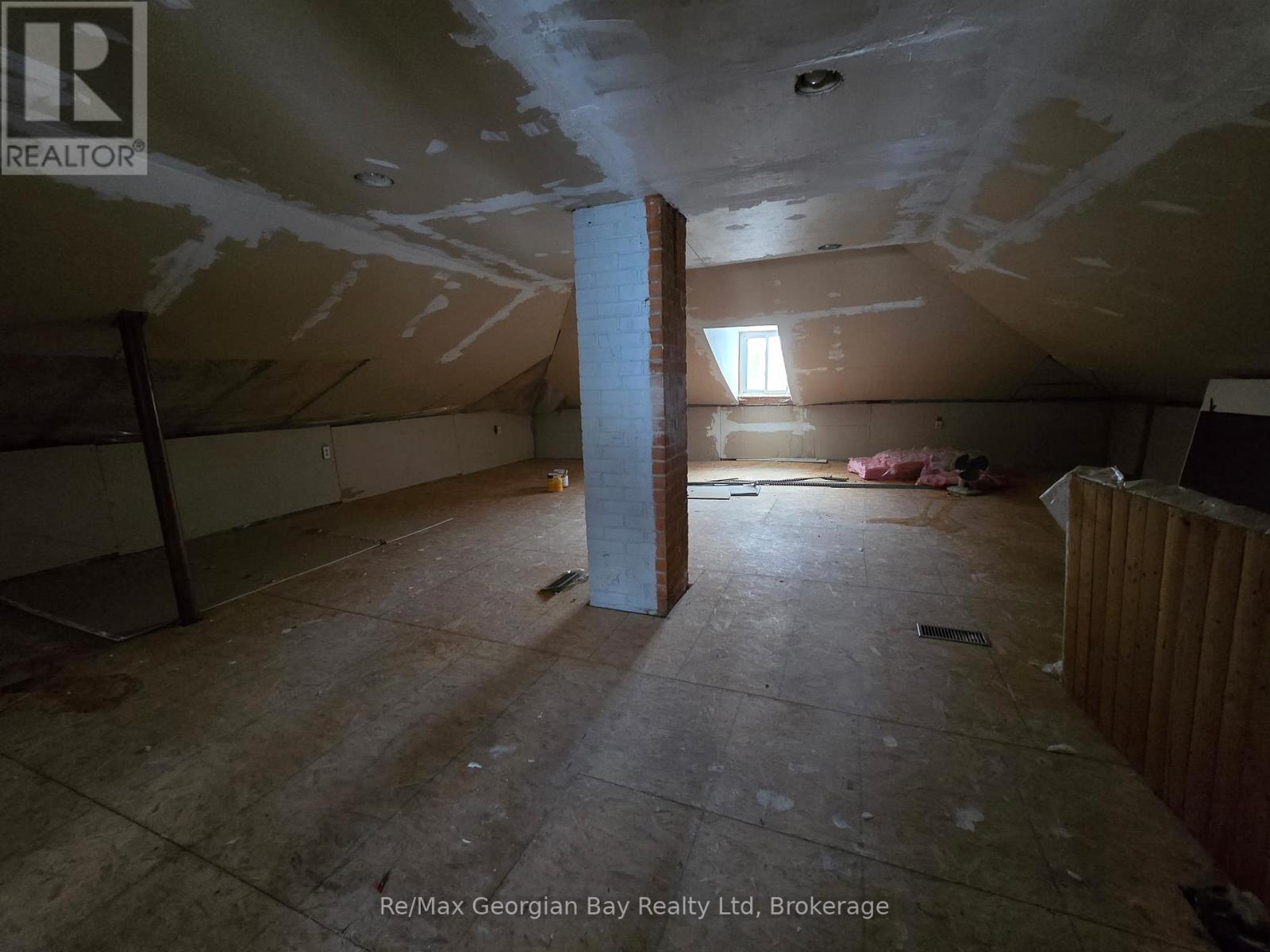 Huge Loft Great Play Room or Additional Bedrooms - 8 Mill Street, Severn (Coldwater), ON - Indoor