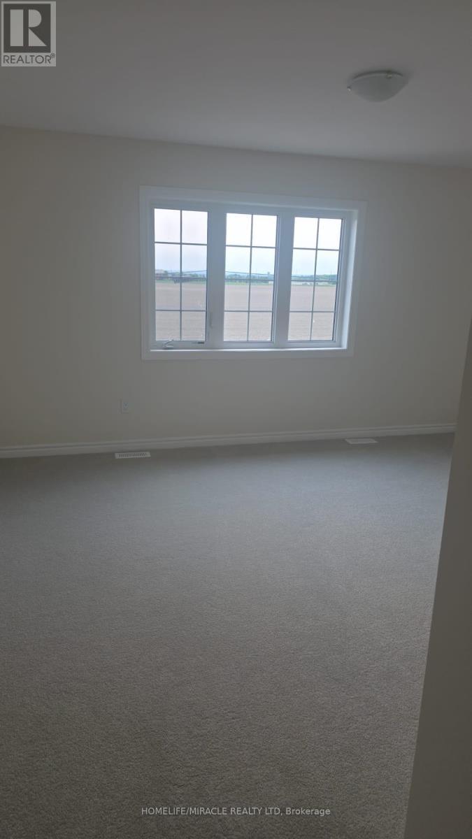 33 Fenn Crescent, New Tecumseth, ON - Indoor Photo Showing Other Room