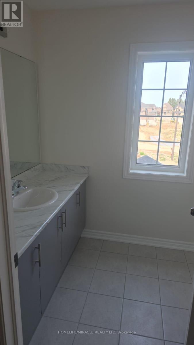 33 Fenn Crescent, New Tecumseth, ON - Indoor Photo Showing Bathroom