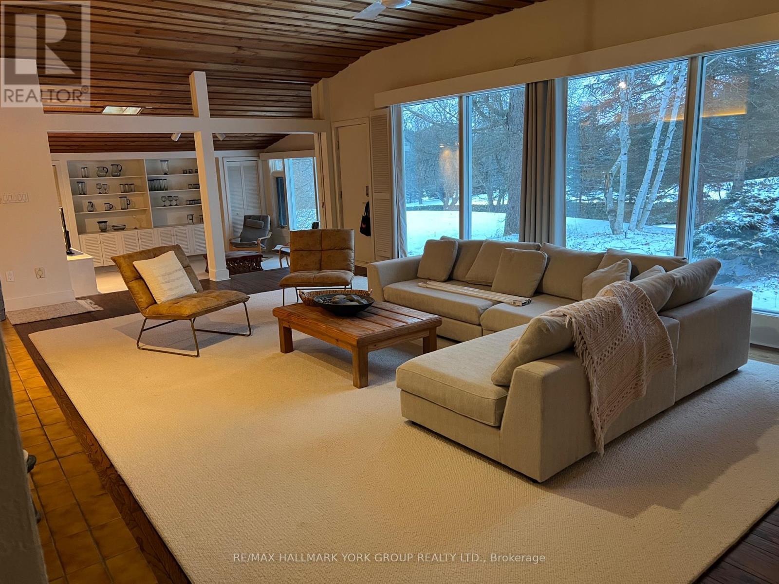 128 Brule Trail, King, ON - Indoor Photo Showing Living Room