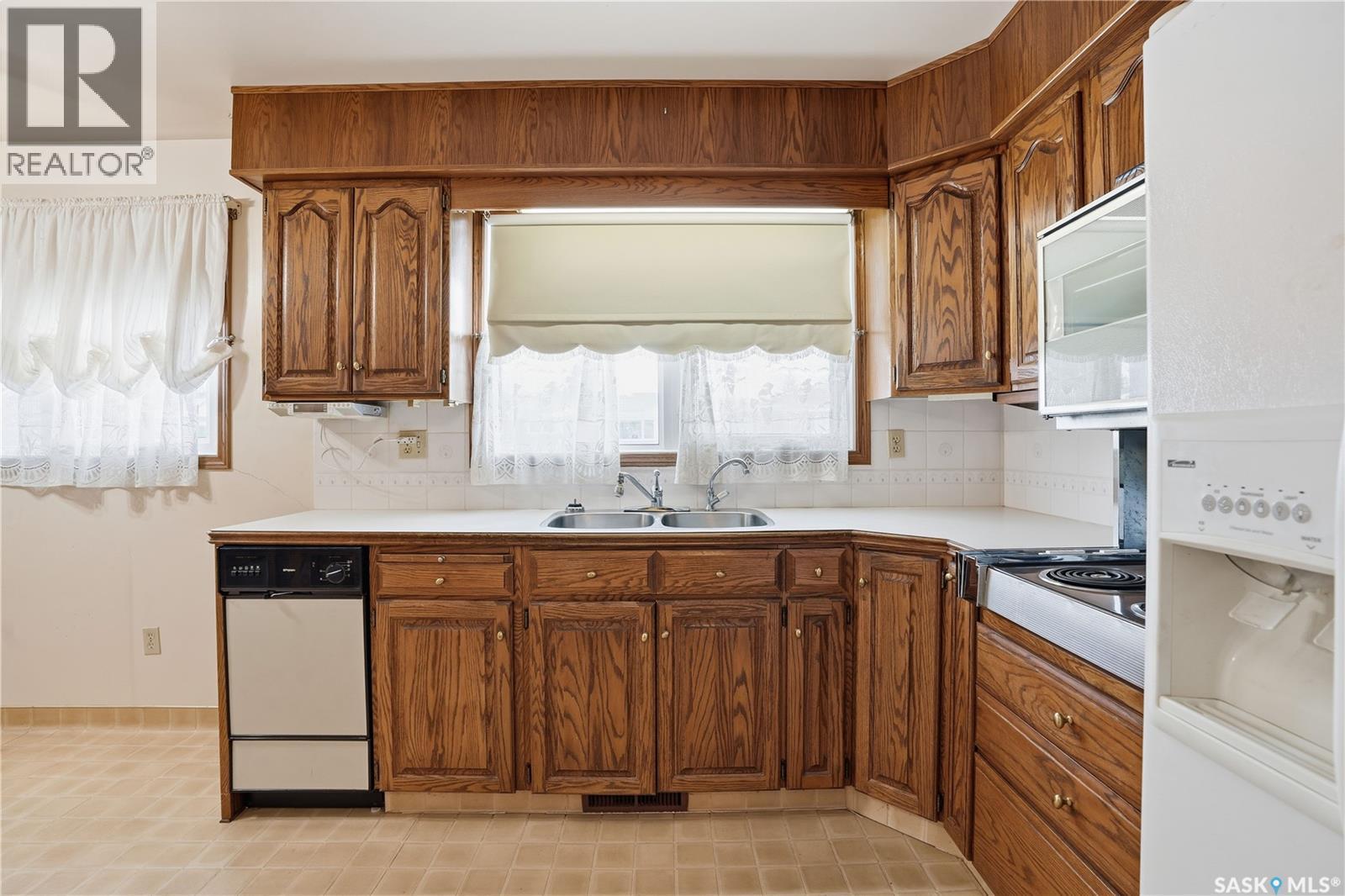 30 Cushing Crescent, Regina, SK - Indoor Photo Showing Kitchen With Double Sink