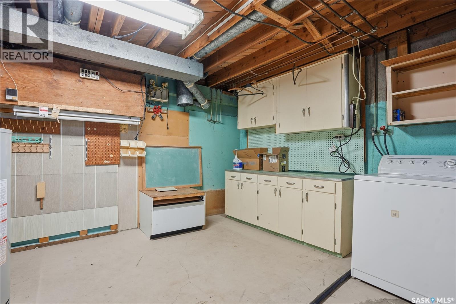 30 Cushing Crescent, Regina, SK - Indoor Photo Showing Laundry Room