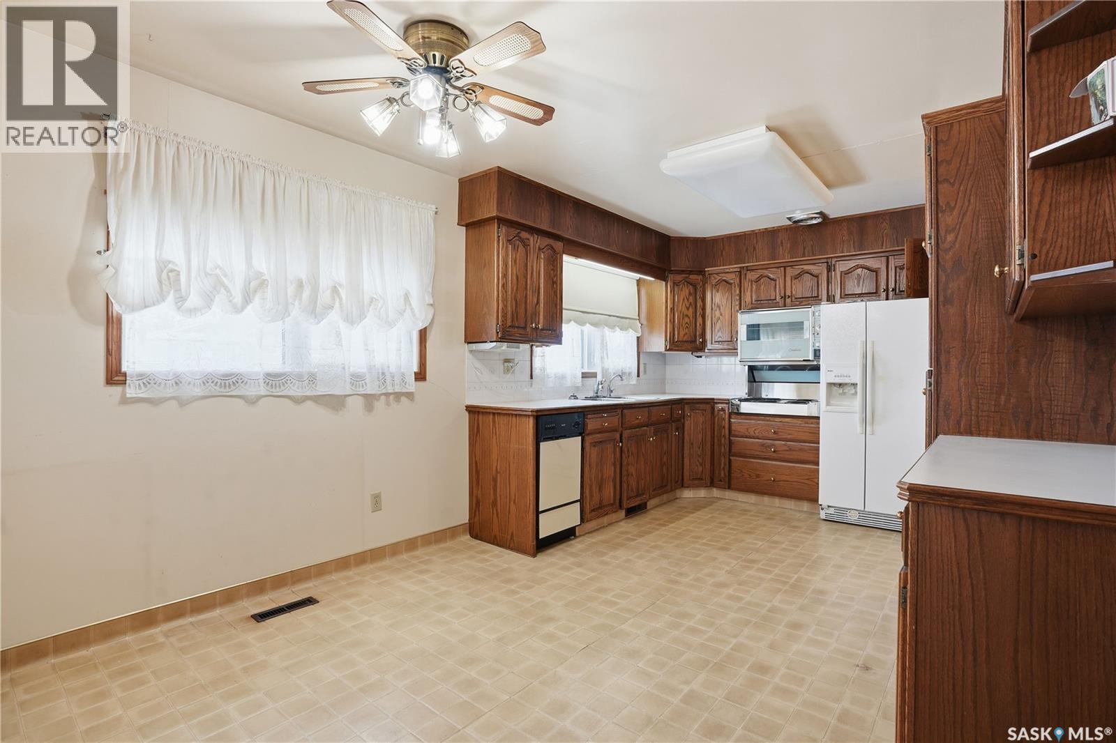 30 Cushing Crescent, Regina, SK - Indoor Photo Showing Kitchen