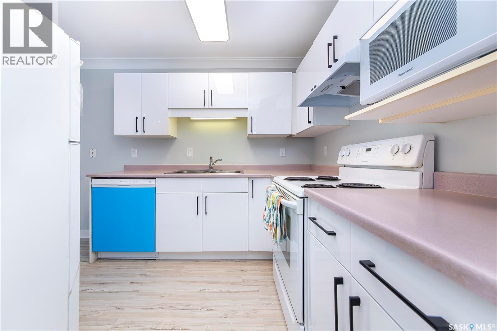 28 215 Pinehouse Drive, Saskatoon, SK - Indoor Photo Showing Kitchen With Double Sink