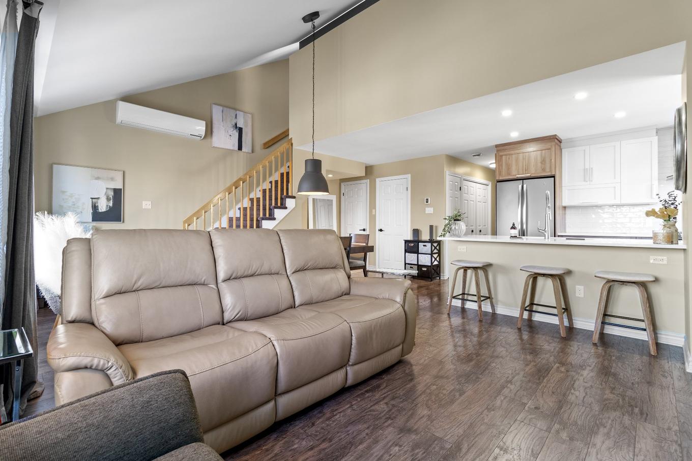 Overall view - 3384 Boul. Gareau, Longueuil (Saint-Hubert), QC - Indoor Photo Showing Living Room
