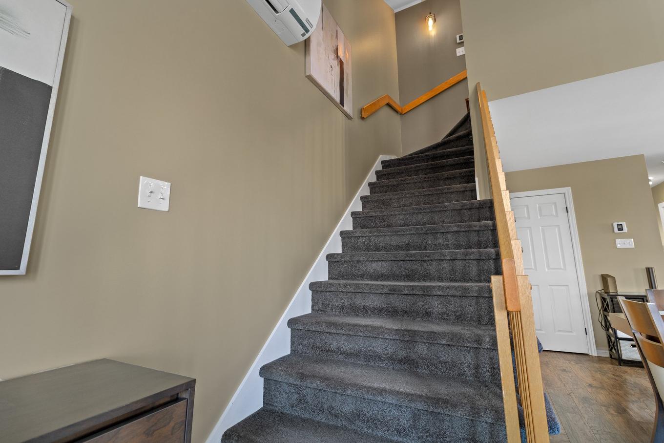 Staircase - 3384 Boul. Gareau, Longueuil (Saint-Hubert), QC - Indoor Photo Showing Other Room