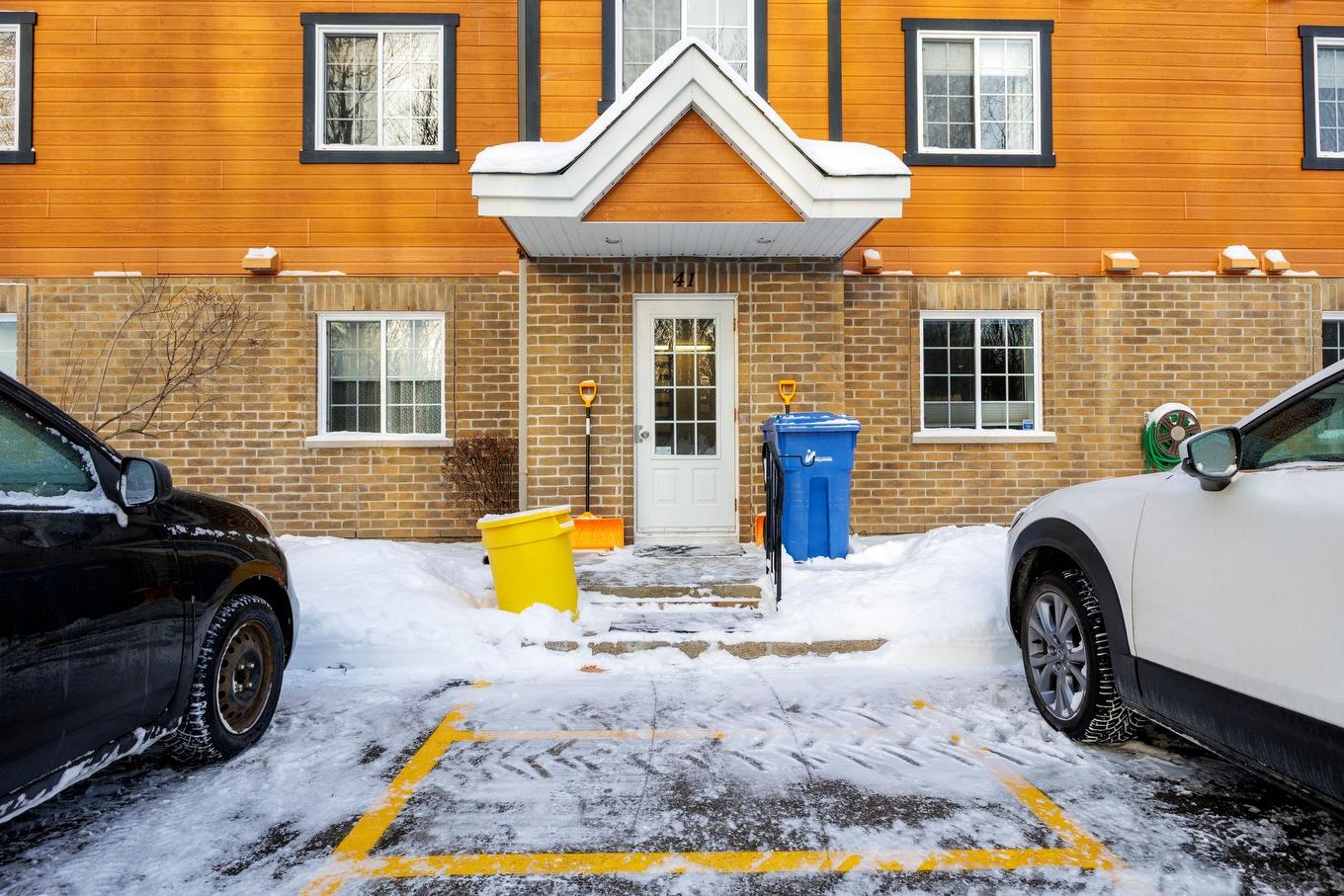 Face arrière - 5-41 Rue De Maricourt, L'Île-Perrot, QC - Photo Showing Garage