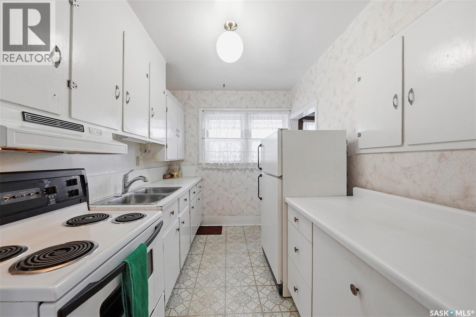 607 K Avenue N, Saskatoon, SK - Indoor Photo Showing Kitchen With Double Sink