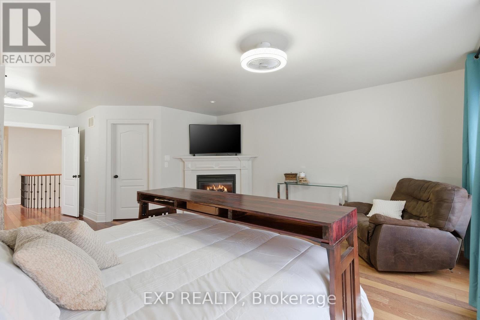 1357 Alexandra Avenue, Mississauga, ON - Indoor Photo Showing Living Room With Fireplace