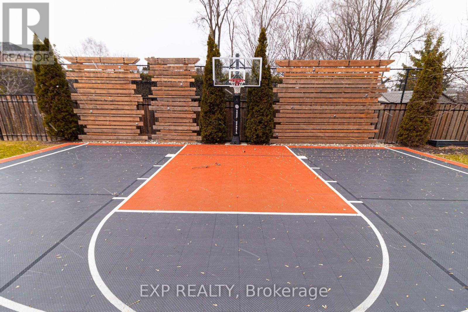 Lighted basketball court with net - 1357 Alexandra Avenue, Mississauga, ON - Outdoor