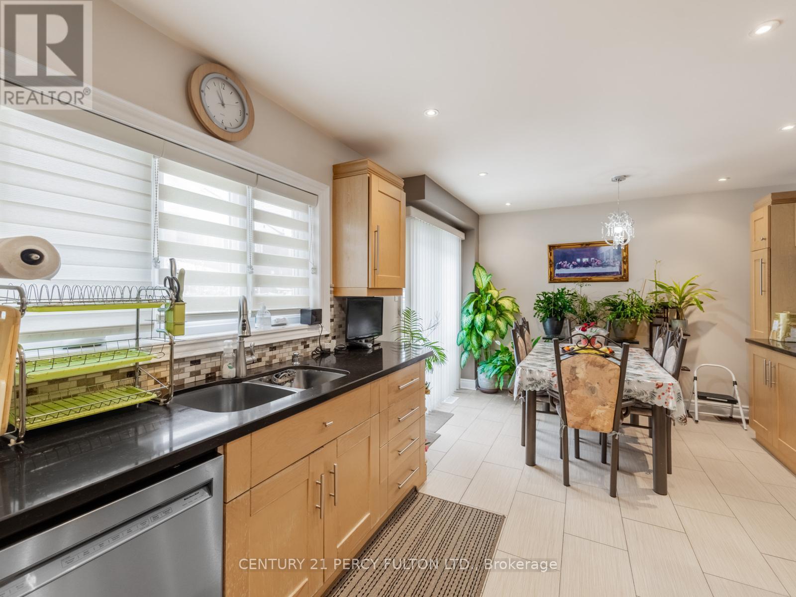3040 Bentley Drive, Mississauga, ON - Indoor Photo Showing Kitchen With Double Sink