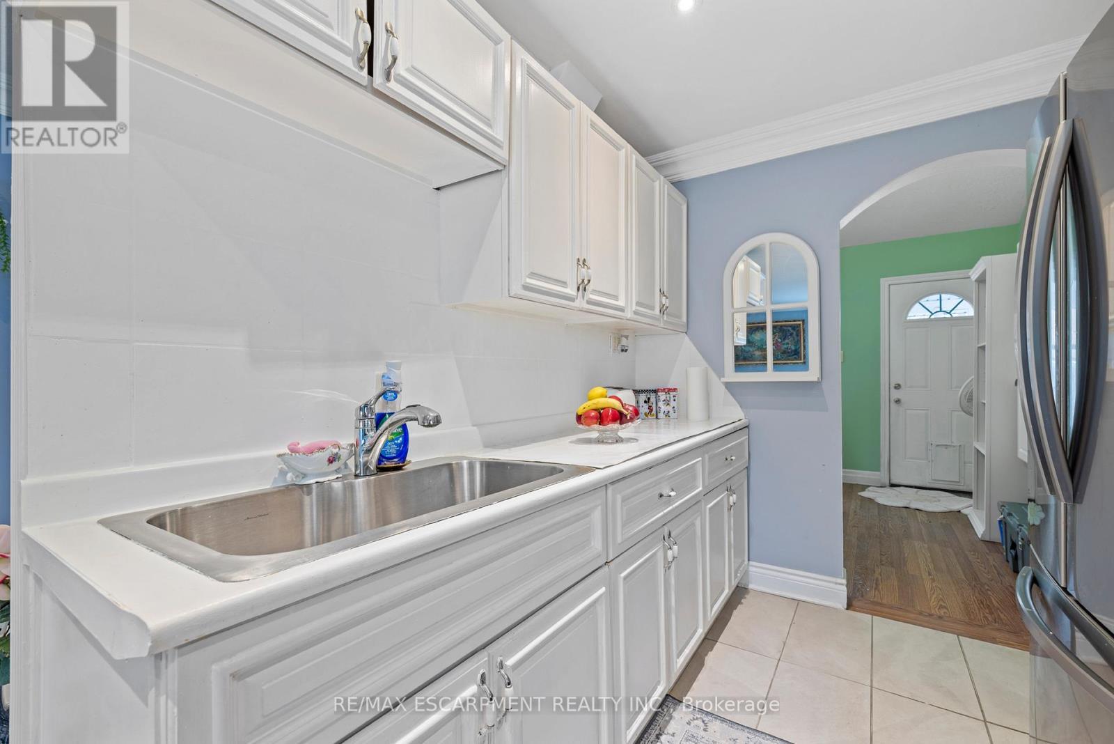 15 Dalhousie Avenue, Hamilton, ON - Indoor Photo Showing Kitchen