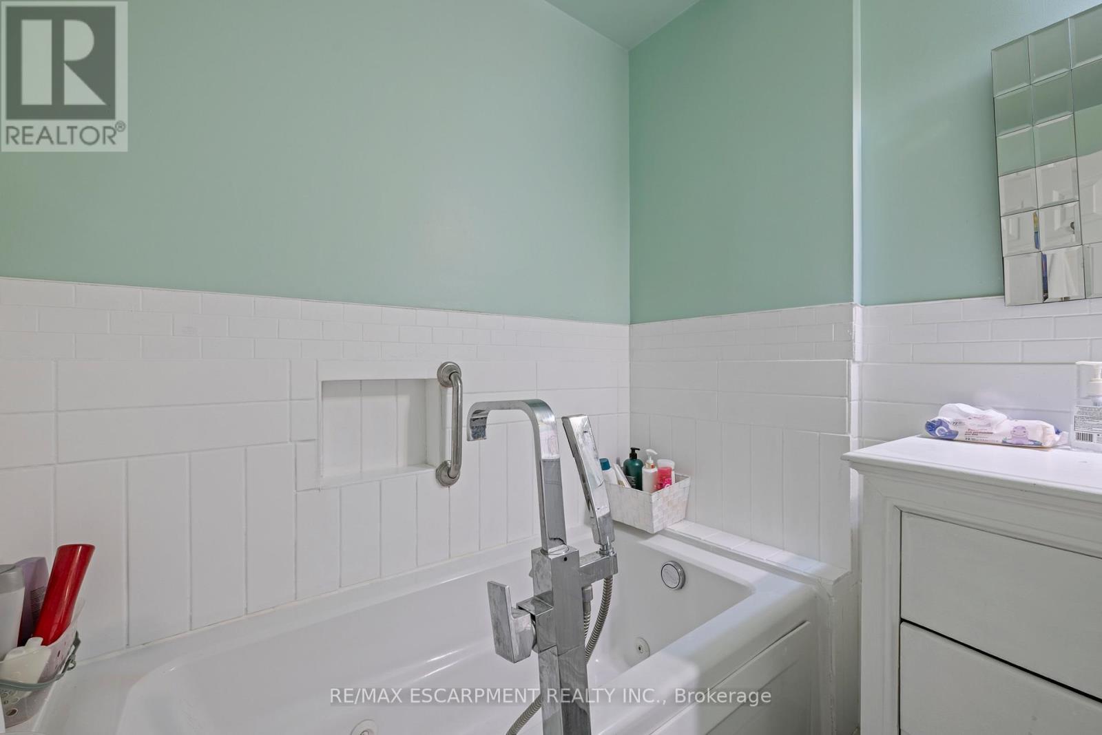 15 Dalhousie Avenue, Hamilton, ON - Indoor Photo Showing Bathroom