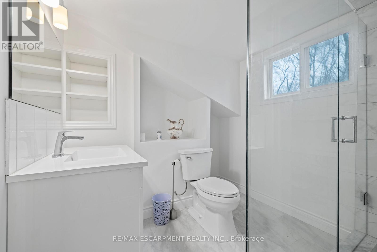 15 Dalhousie Avenue, Hamilton, ON - Indoor Photo Showing Bathroom