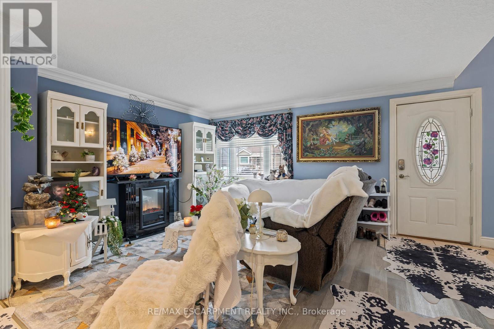 15 Dalhousie Avenue, Hamilton, ON - Indoor With Fireplace