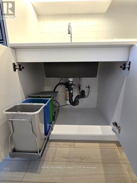 406 - 3071 Trafalgar Road, Oakville, ON - Indoor Photo Showing Laundry Room