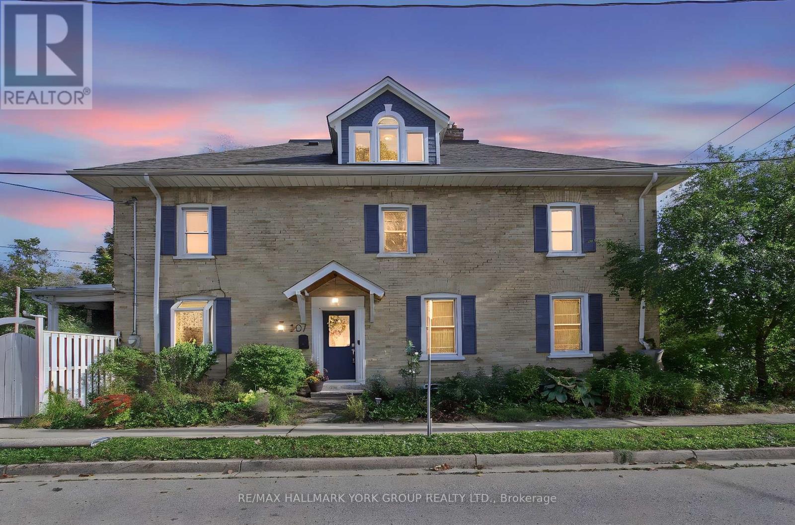 207 Waterloo Street N, Cambridge, ON - Outdoor With Facade