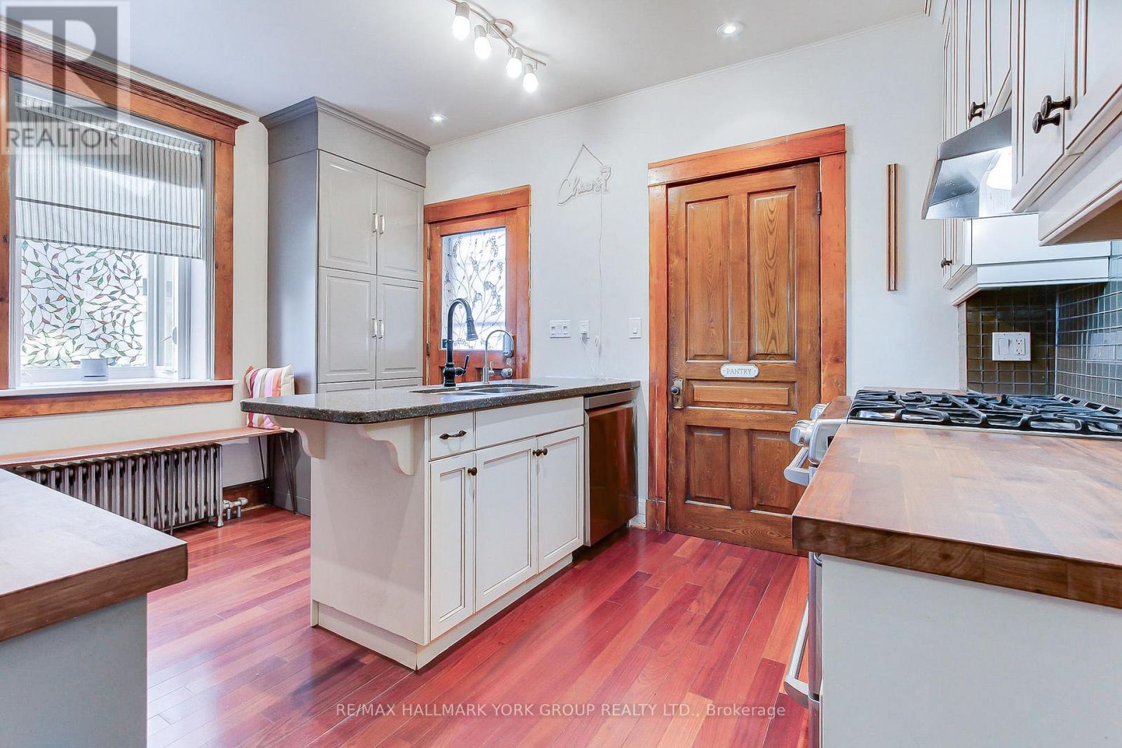 207 Waterloo Street N, Cambridge, ON - Indoor Photo Showing Kitchen