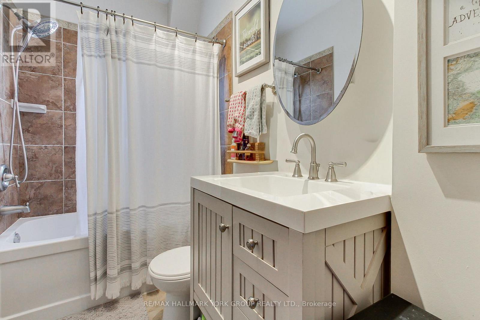 207 Waterloo Street N, Cambridge, ON - Indoor Photo Showing Bathroom