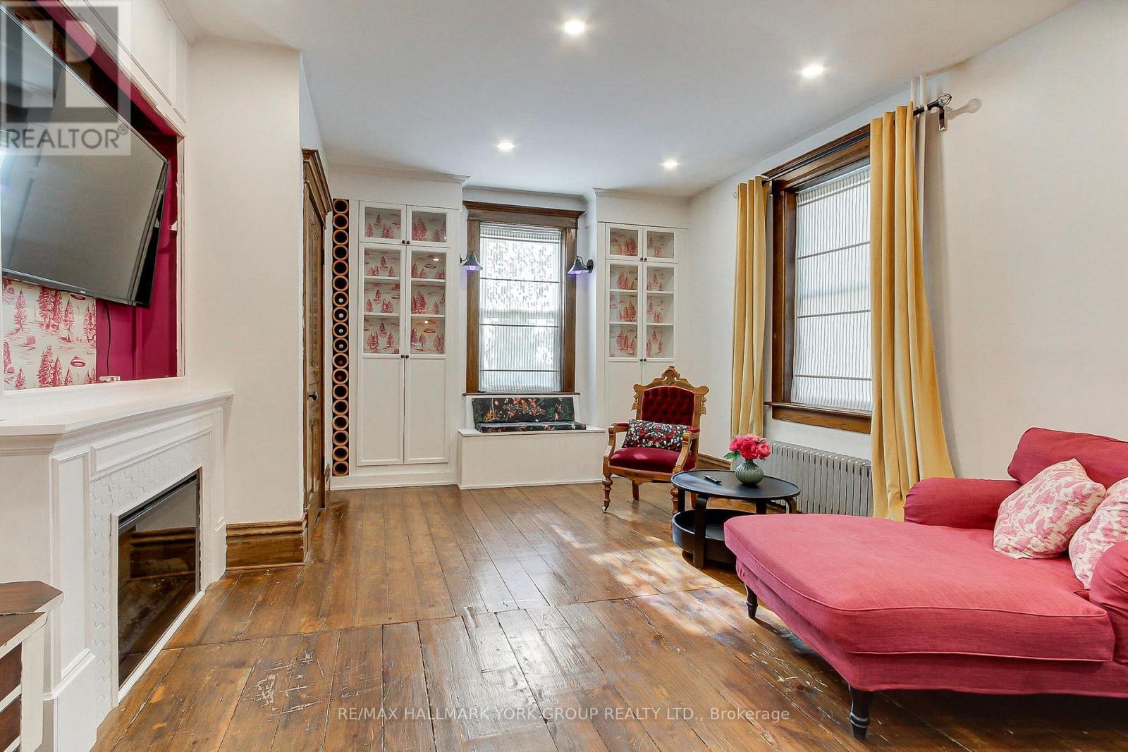 207 Waterloo Street N, Cambridge, ON - Indoor With Fireplace