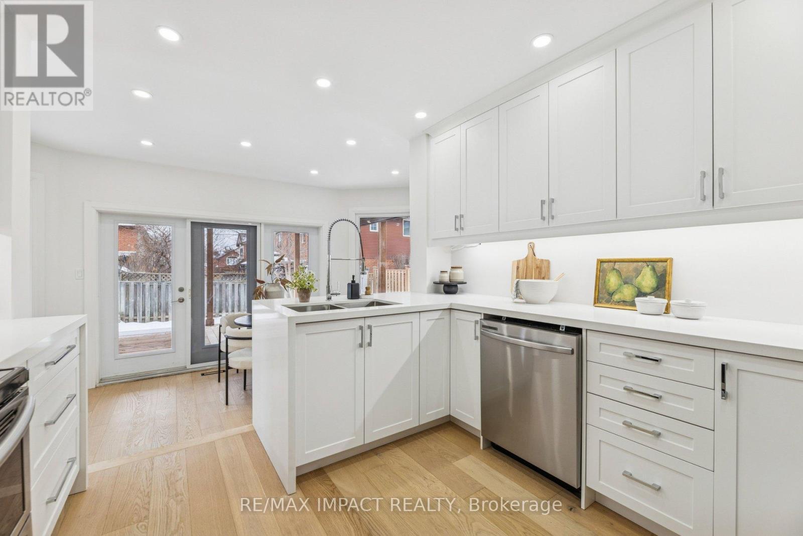 1871 Brookshire Square, Pickering (Liverpool), ON - Indoor Photo Showing Kitchen With Upgraded Kitchen