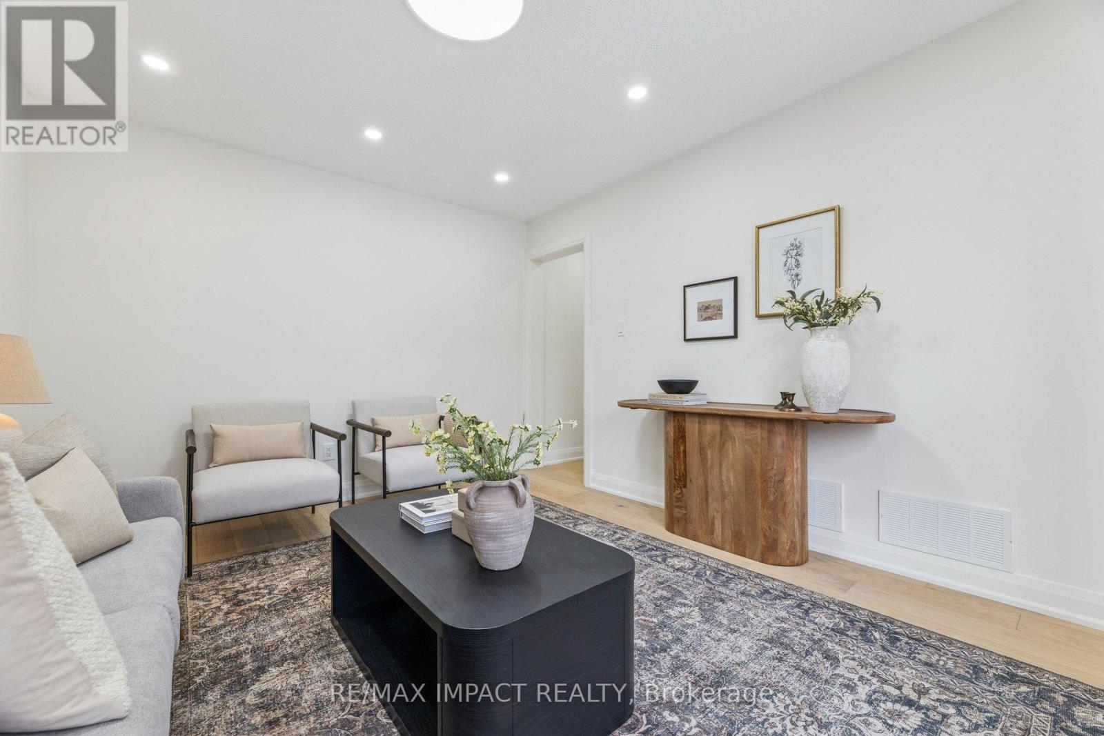 1871 Brookshire Square, Pickering (Liverpool), ON - Indoor