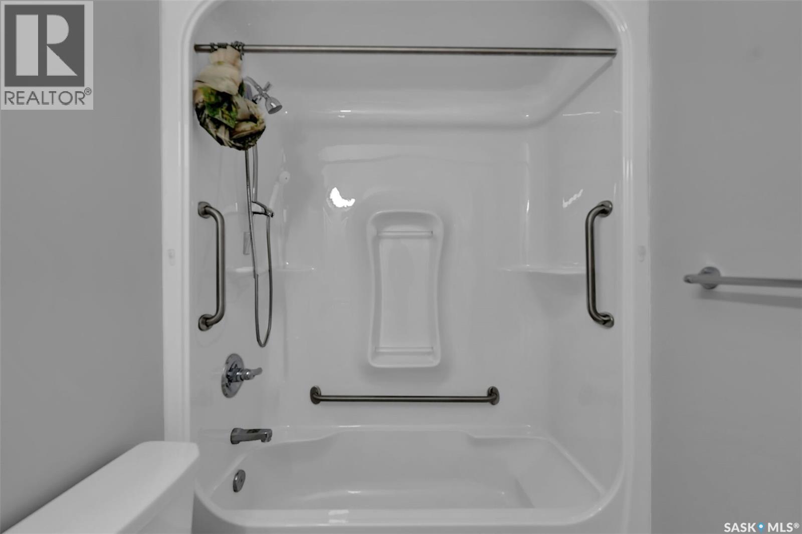 812 15Th Avenue, Regina, SK - Indoor Photo Showing Bathroom