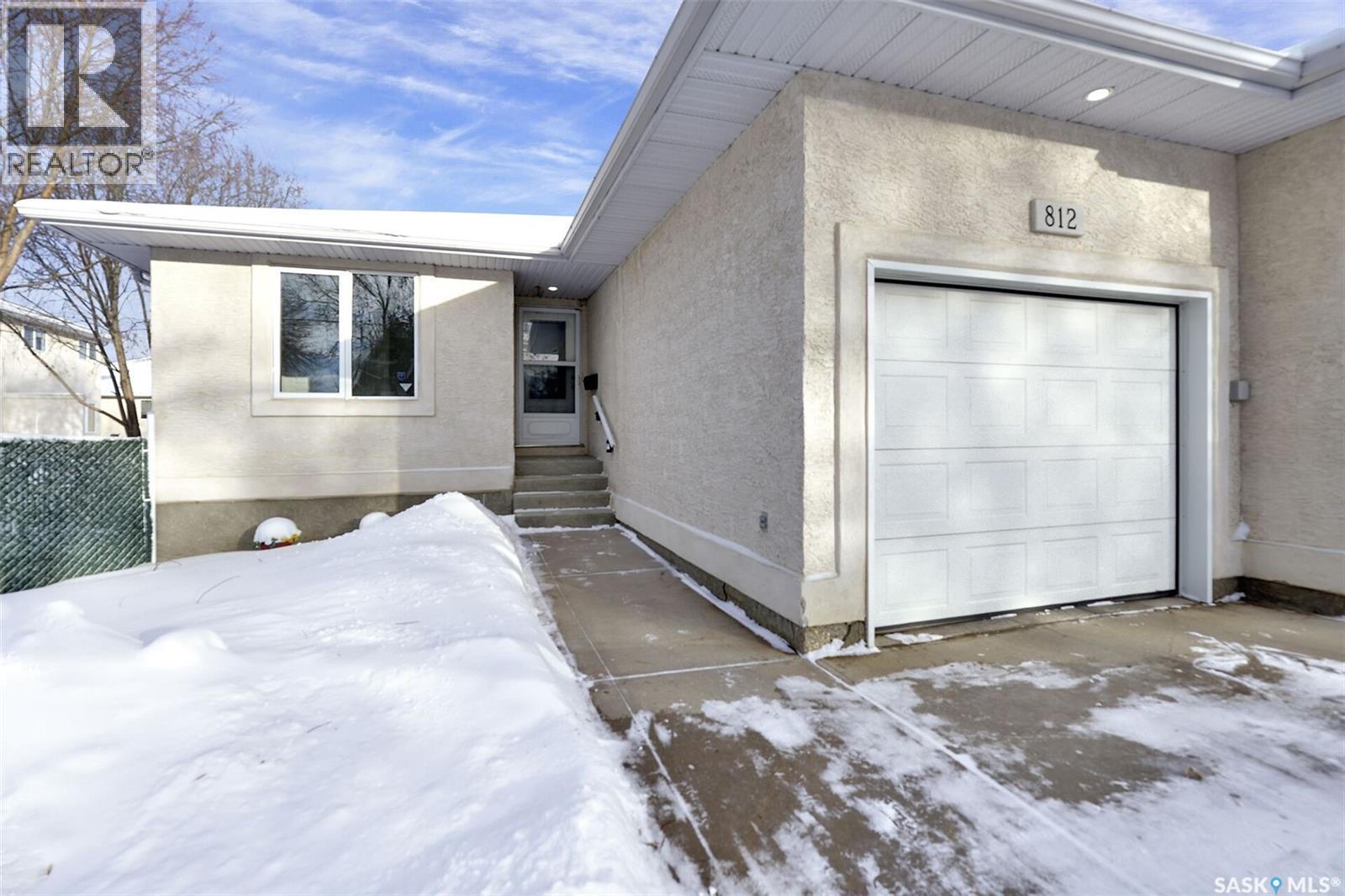 812 15Th Avenue, Regina, SK - Outdoor With Exterior