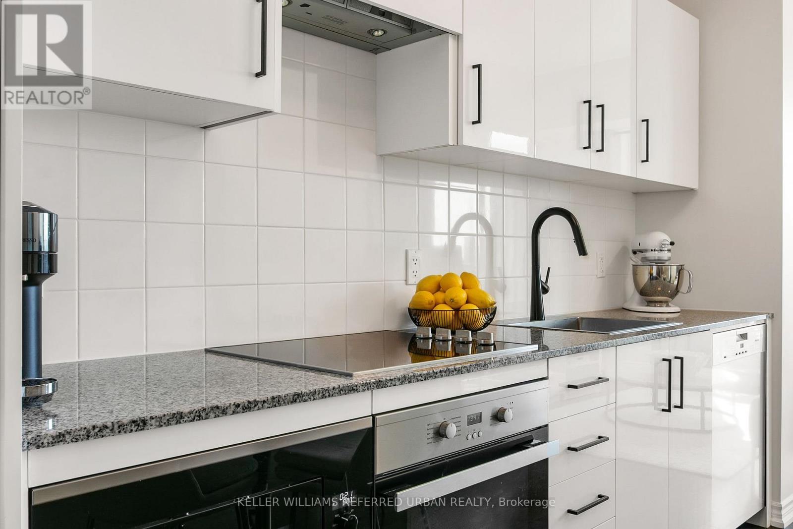 725 - 23 Glebe Road W, Toronto, ON - Indoor Photo Showing Kitchen With Upgraded Kitchen