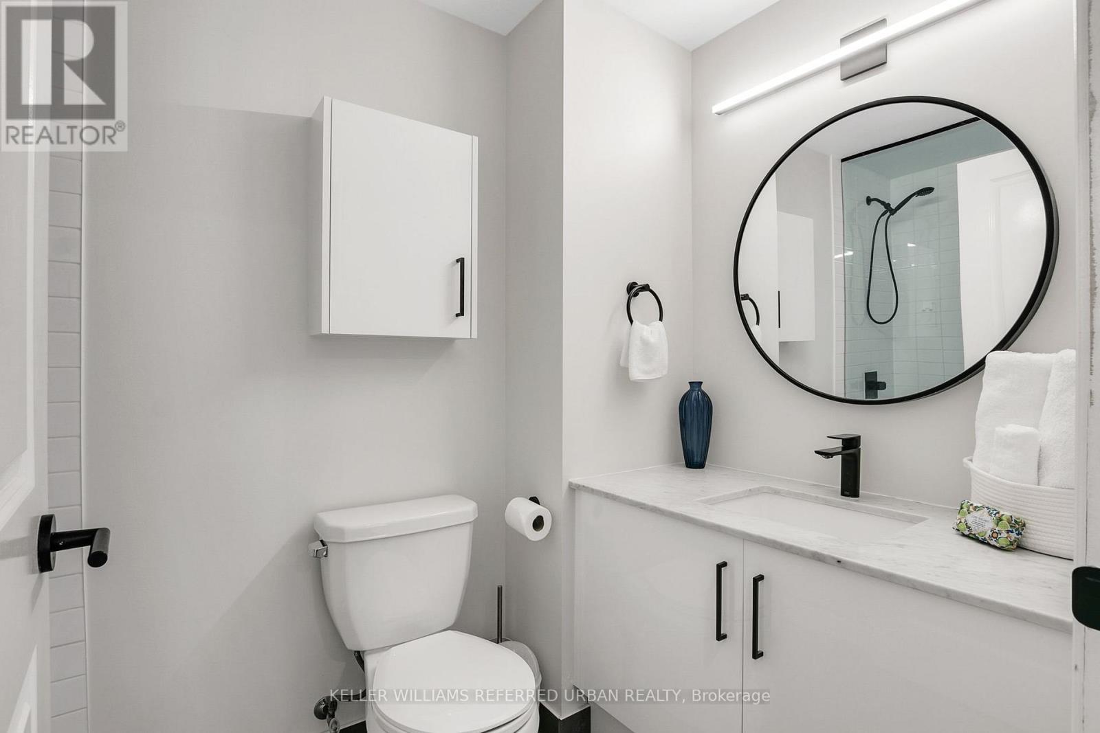 725 - 23 Glebe Road W, Toronto, ON - Indoor Photo Showing Bathroom