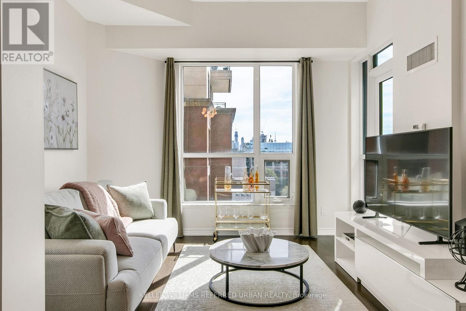 725 - 23 Glebe Road W, Toronto, ON - Indoor Photo Showing Living Room