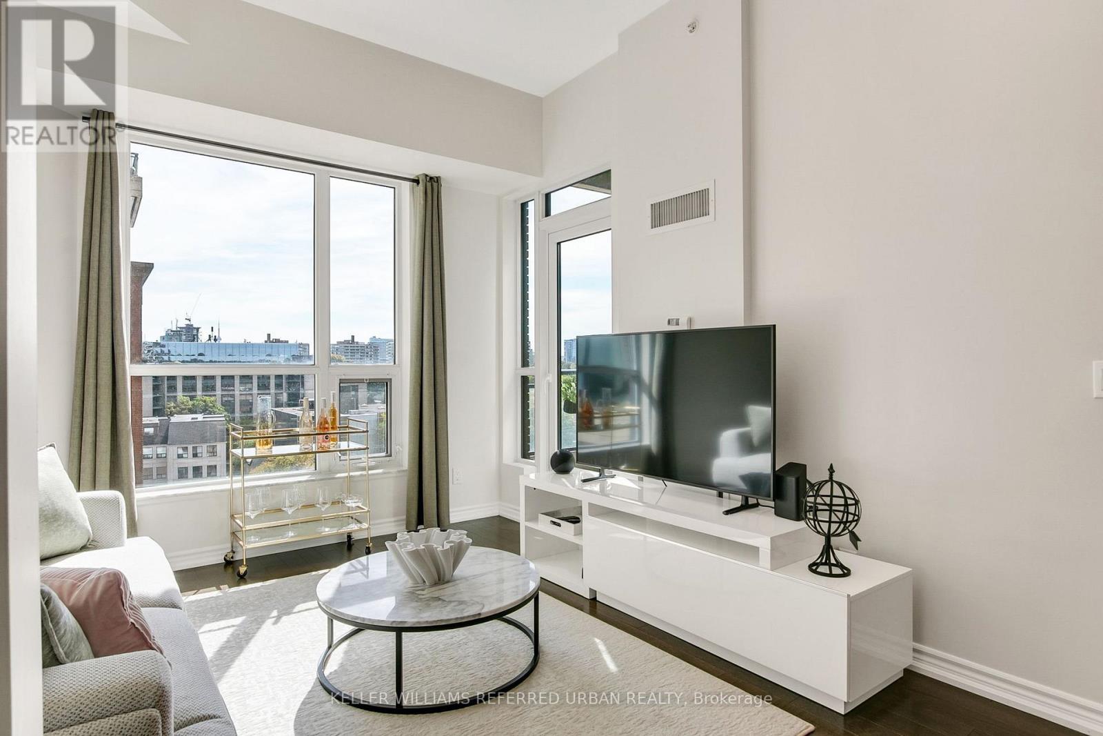 725 - 23 Glebe Road W, Toronto, ON - Indoor Photo Showing Living Room